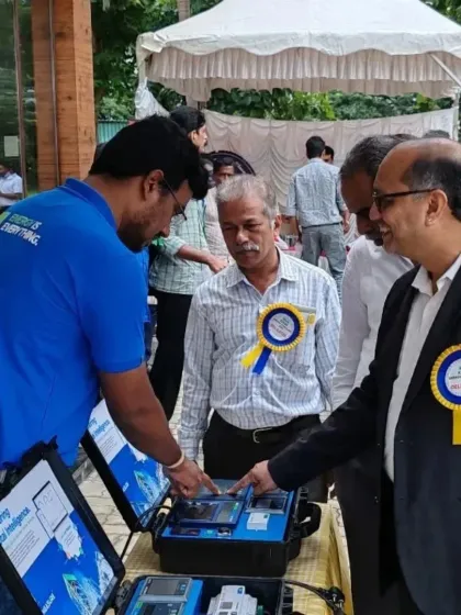 An attendee gets a close-up demonstration of my smart energy solutions at the KETA Energy Conclave.