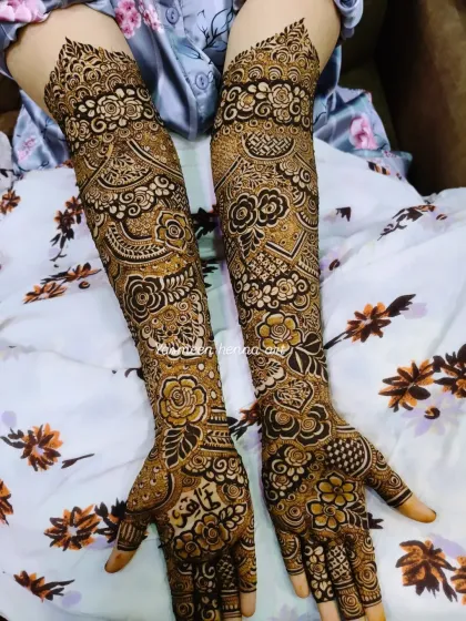 A classic bridal design with a focus on symmetry. The patterns on both hands mirror each other, creating a balanced and visually pleasing effect.