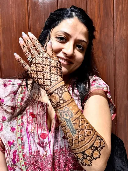 A stunning full backhand design with intricate jaali (net) patterns and floral bands. This style provides heavy coverage while still looking incredibly elegant.