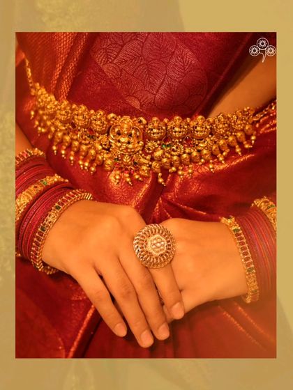 The kamarpatta (waist belt) and bangles complete this stunning South Indian bridal look.