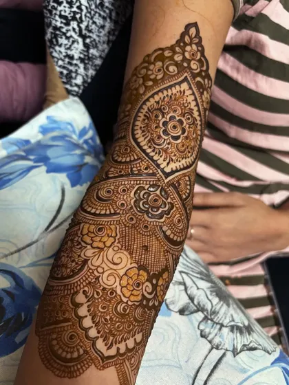 A stunning engagement design with a large paisley motif as the centerpiece.