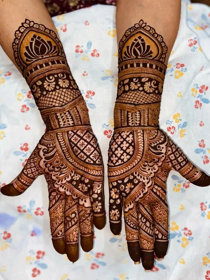 A graceful design with a prominent lotus cuff at the wrist and a combination of net and floral patterns on the palm.