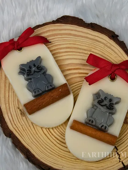 For the cat lovers, I made these cute wax sachets featuring a little cat and a cinnamon stick. They make a charming and fragrant gift.