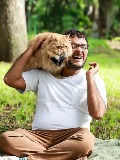Who says only dogs have all the fun? This was my first time shooting cats outdoors and it was a magical experience. Capturing these candid, playful moments with our feline friends is just as rewarding and shows that every pet is family.