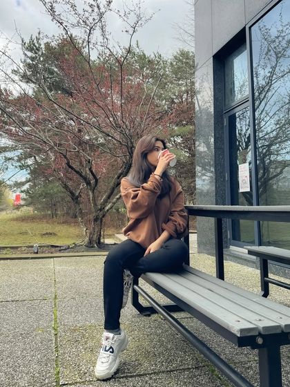 The same scene in color, showing the natural tones of the outfit and the spring environment.