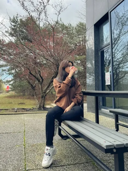 The same scene in color, showing the natural tones of the outfit and the spring environment.