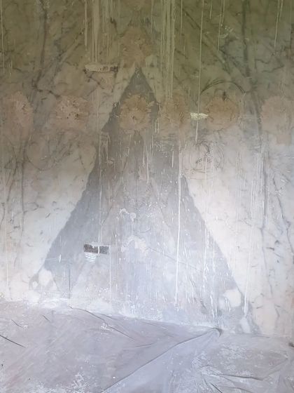 Another angle of the Satuario stone-cladded master bathroom at our Vasant Vihar project. The bookmatched pattern is beginning to emerge as the slabs are put in place.
