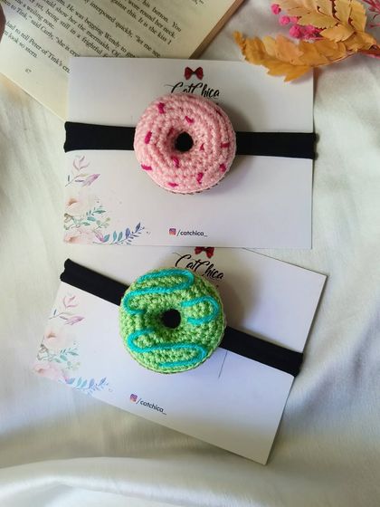 How sweet are these crochet donut hair ties? They look good enough to eat! Shown here in pink and green on simple black hair elastics.