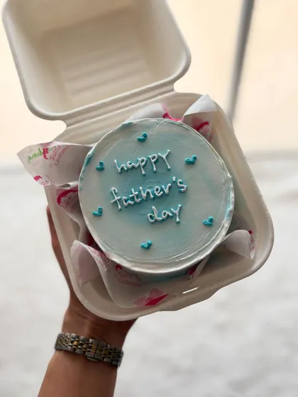 A simple and classic Father's Day bento cake. The light blue color and clean lettering make it a perfect small gift.