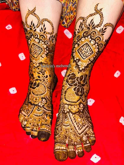 A full view of this stunning bridal leg design. The patterns are symmetrical and the coverage is flawless.