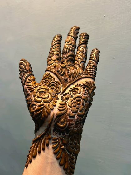 Another look at this beautiful designer mehendi. The details on the fingers are particularly intricate.