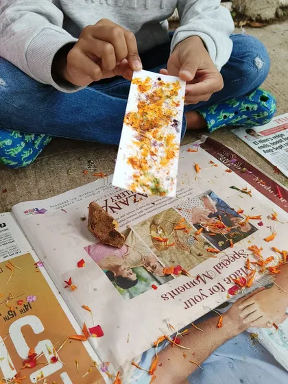 Discovering colors from nature. In our botanical art workshop, children learn to extract pigments from flowers and leaves to create beautiful, abstract bookmarks. It's a magical and eco-friendly process.