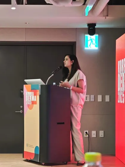 A candid shot during my lecture at Korea Derma 2025. I always feel grateful for the chance to engage with an inspired and passionate community of doctors.