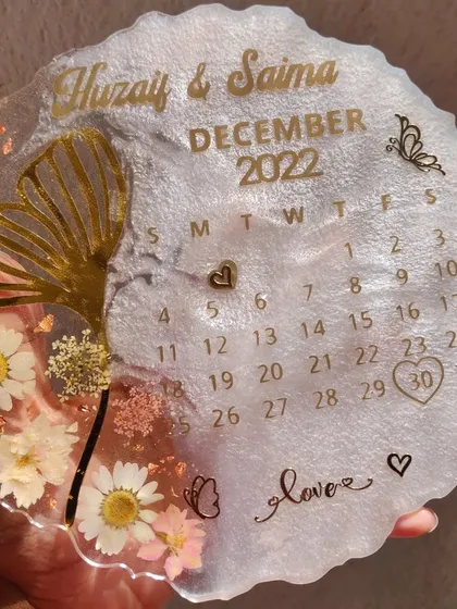 I love making these personalized resin calendar plaques. This one marks a special wedding date and is decorated with beautiful dried flowers, making it a perfect anniversary or wedding gift.