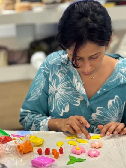 A participant is completely absorbed in crafting delicate flowers from colorful clay. Our clay modeling workshops let you work on small, detailed projects that you can turn into jewelry, magnets, or decor.
