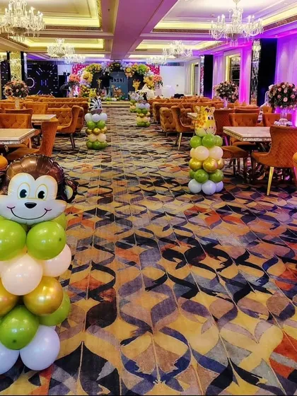 We placed jungle animal balloon pillars throughout the banquet hall to extend the theme, featuring monkey and giraffe characters.
