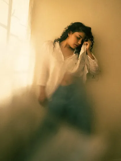 This series was shot entirely with natural light from a window. I adjusted the white balance to give the images a warm, golden tone, creating a soft and dreamy atmosphere.