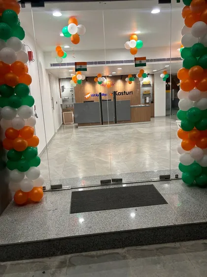 Here’s an example of a corporate office entrance I decorated for Independence Day. I created two large balloon pillars in the tricolor theme to frame the glass doors, setting a patriotic and welcoming tone for employees and visitors right from the entrance.