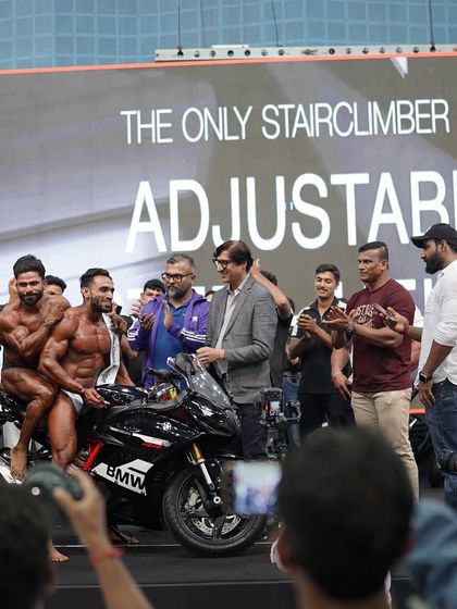 The official photo with the sponsors and the prize.