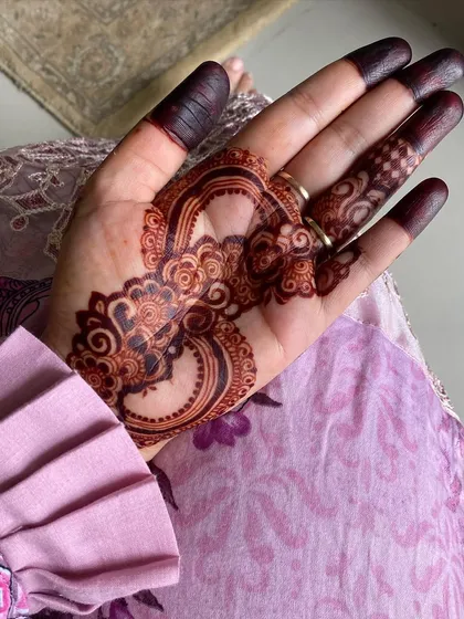 The mature stain of a delicate design on the back of the hand, showing how beautifully the patterns develop.