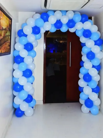 A classic blue and white balloon arch, perfect for a Frozen theme or any celebration needing a touch of elegance.