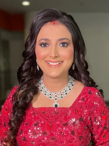 Here’s a happy client looking radiant in one of my rental sets. She paired this silver-plated American diamond necklace with a large emerald pendant with her bright red outfit, and it looks absolutely perfect for a festive occasion.