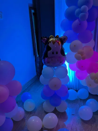 A cow-themed balloon pillar, part of the farm and jungle animal mix.