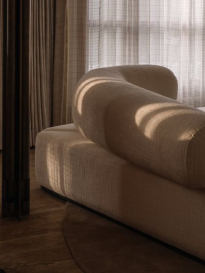 Statement Seating & Sculptural Forms photo 15