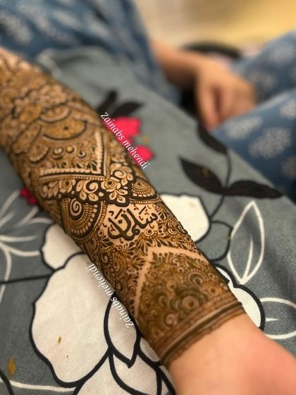 A close-up of Afrah's name in Urdu, a beautiful and personal touch to her bridal henna.