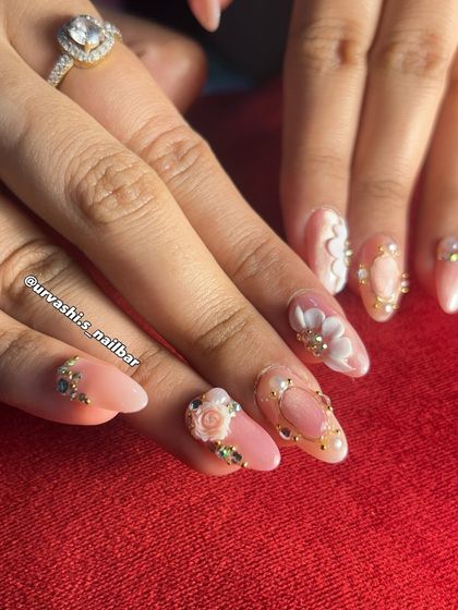 This is pure red-carpet glamour for your fingertips. I combined a soft pink base with 3D roses, hand-painted white flowers, and intricate gold frames with pearl details for a truly luxurious bridal set.