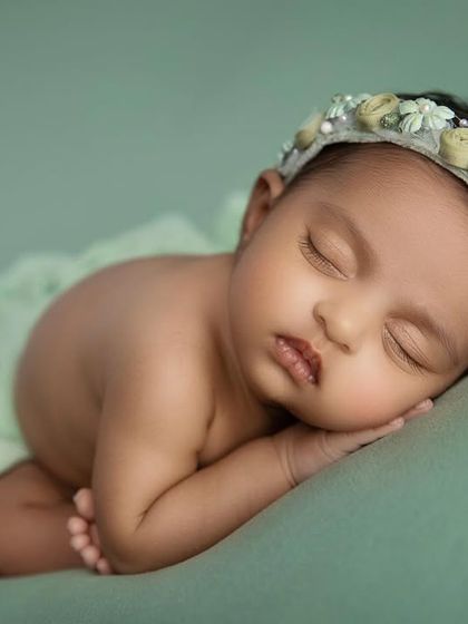 A close up of the side pose, showing the baby's curled up feet. These tiny details are so important to remember.