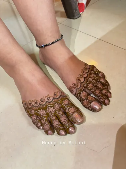 A simple yet beautiful floral vine pattern for the feet, perfect for Karwa Chauth or other festive occasions.