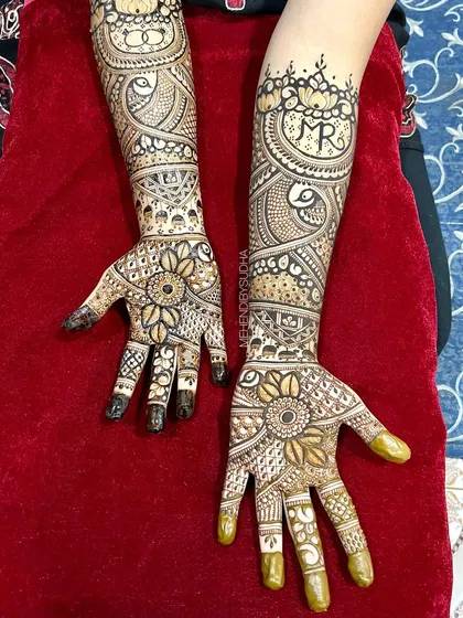 A clear view of the sunflower and peacock engagement mehendi.