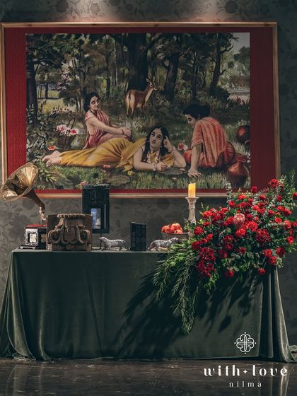 The main welcome installation, a masterpiece of storytelling that combines art, antiques, and abundant florals to create a powerful first impression.