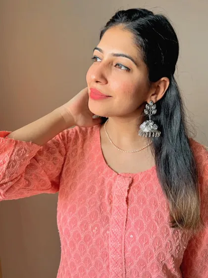 A simple and elegant look for any day. Here I am wearing a pair of my oxidized leaf jhumkas with a simple pink kurti, showing how easy it is to style my pieces.