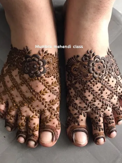 Don't forget the feet! This simple but stunning foot mehendi shows how you can create balanced and beautiful designs for any occasion.