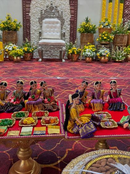 A close-up of smaller doll arrangements used as part of the decor.