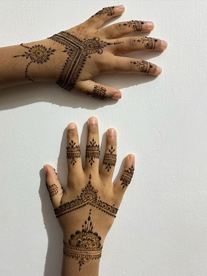 A simple and elegant design for a child, perfect for Eid or a party.