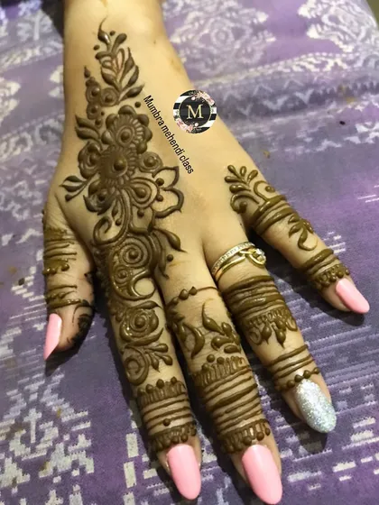 A simple but beautiful floral design. This is a perfect choice for someone new to mehendi or who wants a minimalist look.
