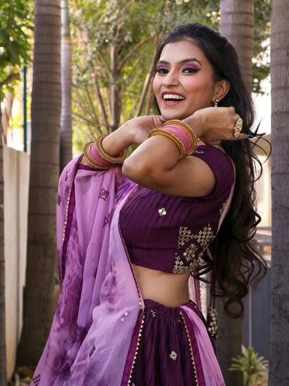 A joyful, candid moment. Her smile shows how confident and beautiful she feels with this simple yet elegant makeup.