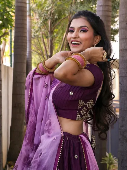 A joyful, candid moment. Her smile shows how confident and beautiful she feels with this simple yet elegant makeup.