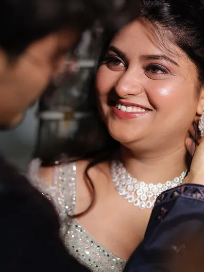 Capturing those quiet, in-between moments is so special. This close-up shows a soft glam sangeet look with a focus on radiant skin and a subtle pink eyeshadow that photographs beautifully.