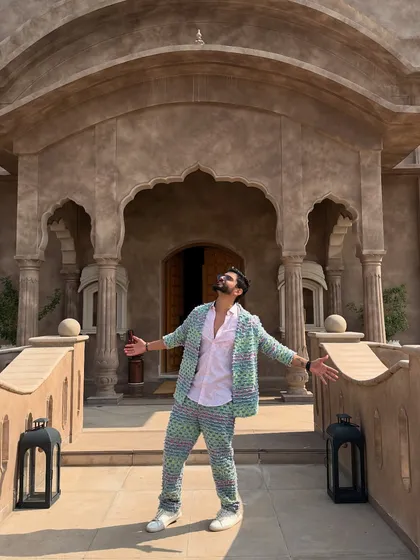Arms wide open, SRK-style. This outfit and this pose are all about celebrating life.