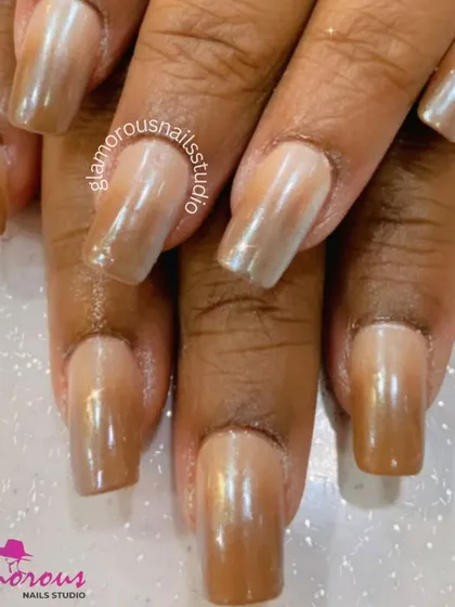 This set showcases a stunning pearlescent, coffee-toned ombré. The color shifts from a light, shimmery nude to a deeper mocha shade, creating a look that is both sophisticated and unique.