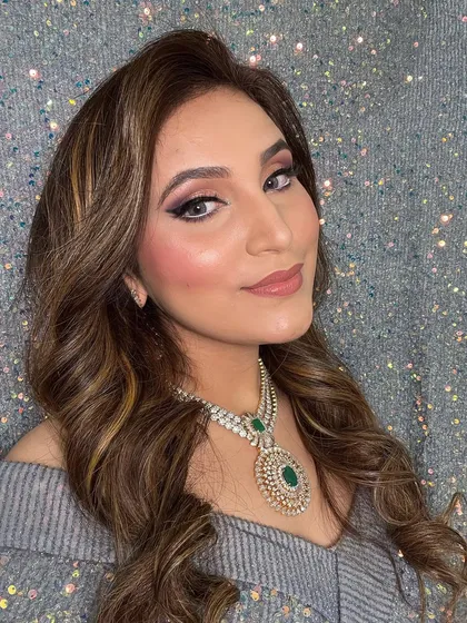 This look is all about effortless glamour. The hair is styled in loose, touchable waves that look natural yet polished.