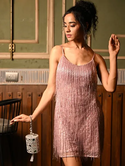The Aynali Boshkeh silver potli is a perfect blend of mirror work, shine, and sophistication. It’s the must-have arm candy for your evening edit.