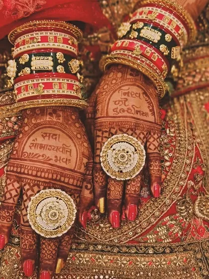 This is the result every bride dreams of: a deep, dark mehndi stain. The blessings "Sada Saubhagyavati Bhava" are beautifully integrated, wishing the bride a life of marital bliss.
