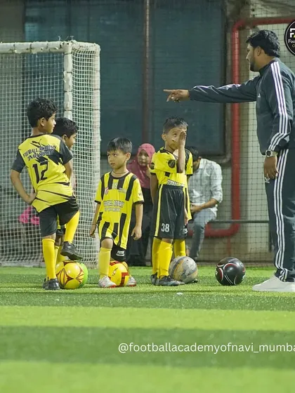 A coach provides one-on-one feedback, a key part of our personalized coaching method.