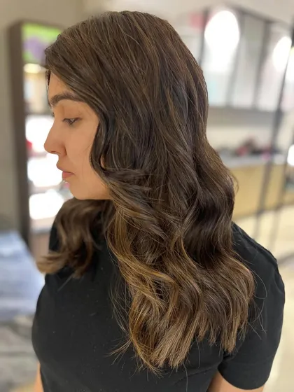 This two-tone classic highlight blend creates a beautiful hair color transformation. The back-to-back foil technique ensures the color is perfectly blended from roots to ends.
