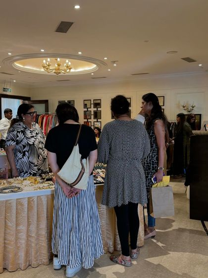 A group of friends shopping together at a jewellery stall. Our exhibitions are social destinations, bringing in groups of motivated buyers.